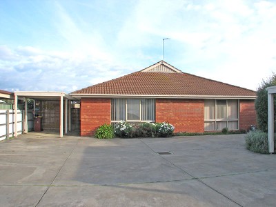 3 Bedroom Townhouse in Quiet Court Setting Picture