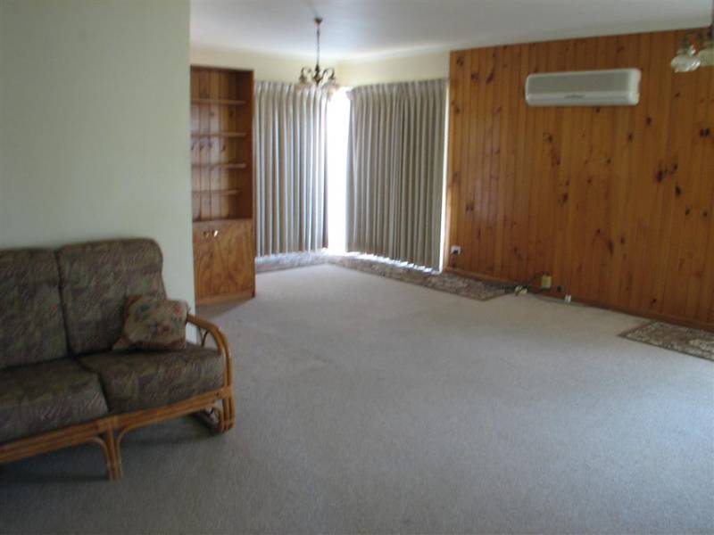 4 Bedroom Home - Just Out of Town Picture 3