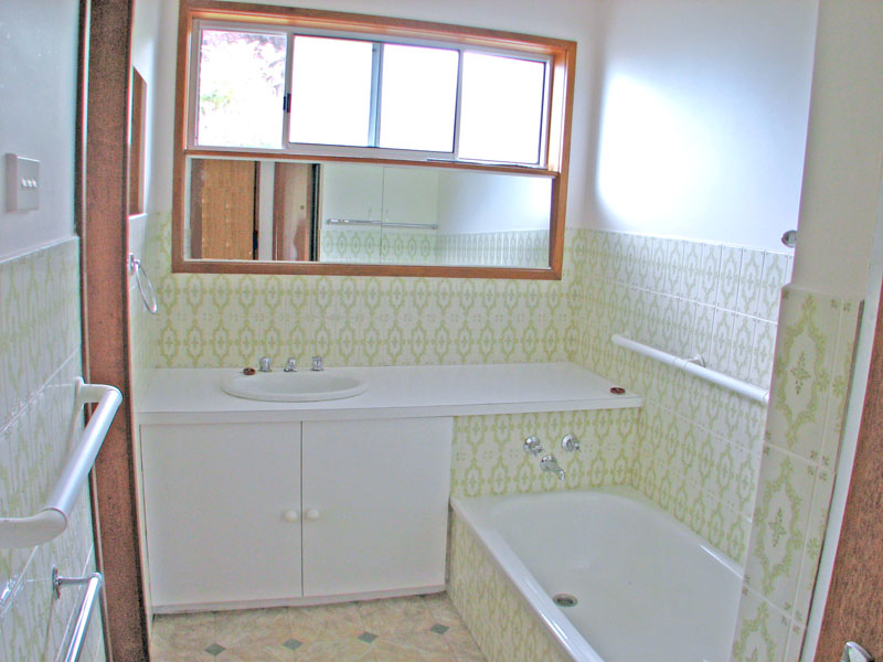 Views Across Parkland and Colac Lake Picture 3