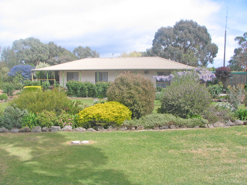 Country Home and Relaxing Lifestyle all on One Acre! Picture 1