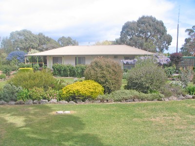 Country Home and Relaxing Lifestyle all on One Acre! Picture