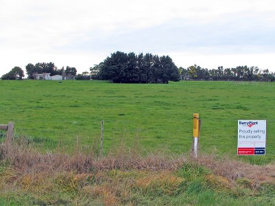 MINUTES FROM CITY FRINGE Picture