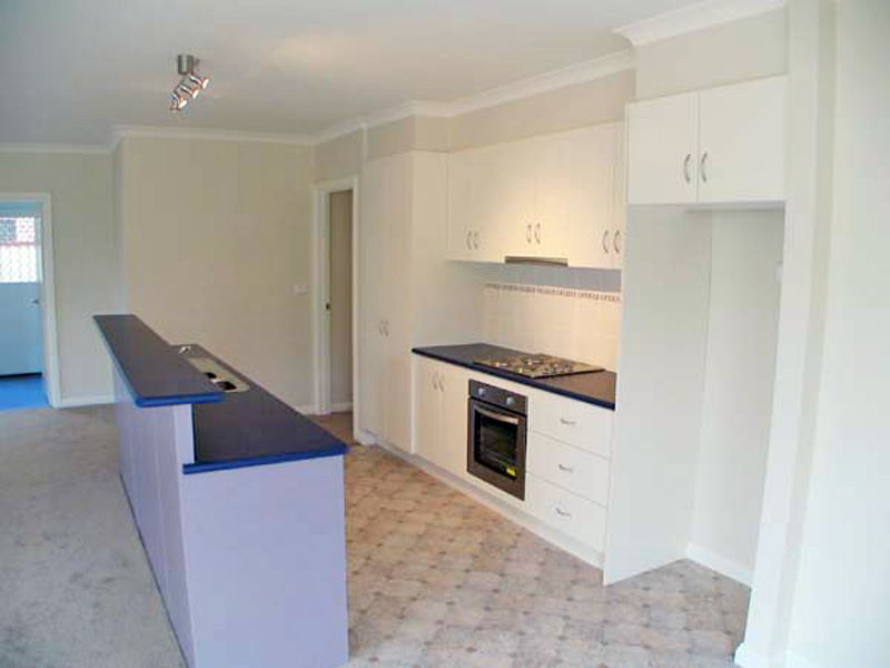 MODERN 3 BEDROOM TOWNHOUSE Picture 2