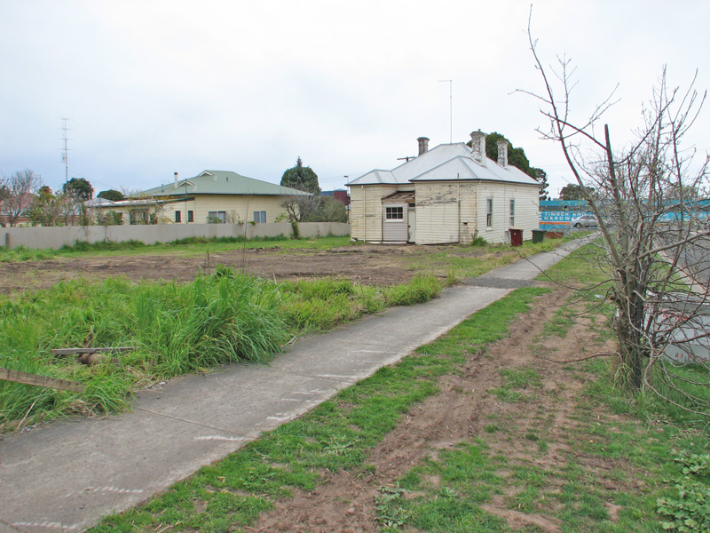 Townhouse within Shopping Precinct Picture 2