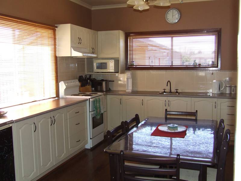 Its a breeze to walk to Town. Picture 3