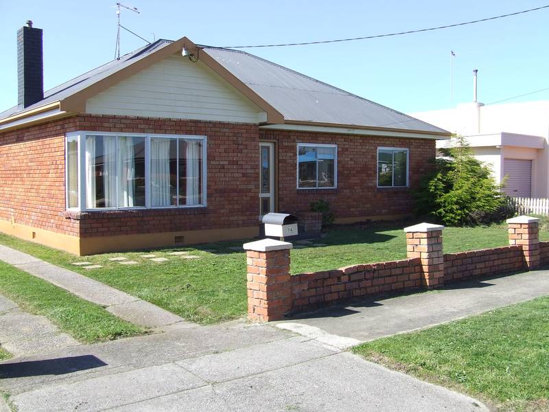 Its a breeze to walk to Town. Picture 2