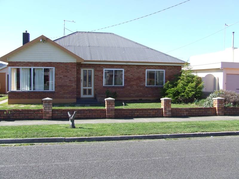 Its a breeze to walk to Town. Picture 1