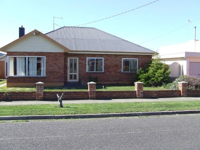 Its a breeze to walk to Town. Picture