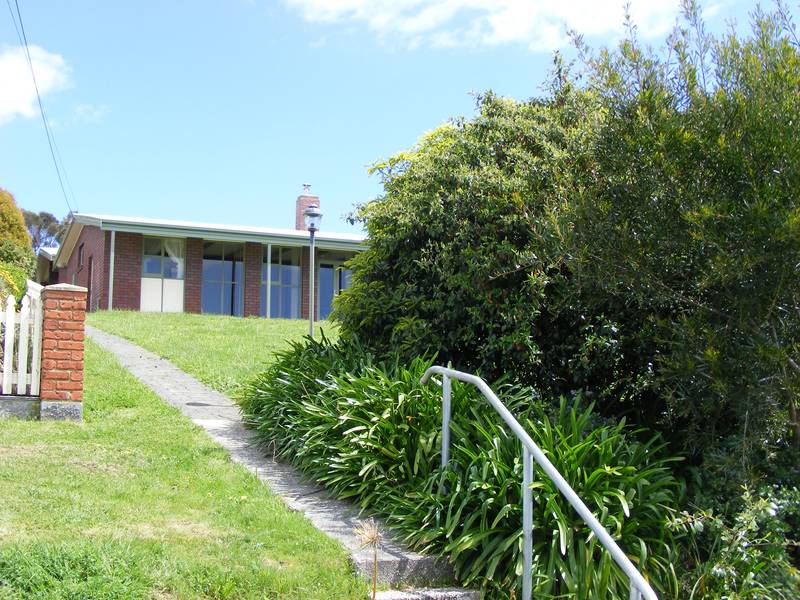 Feel like you're soaring with the gulls......................Reduced so now you can. Picture 3