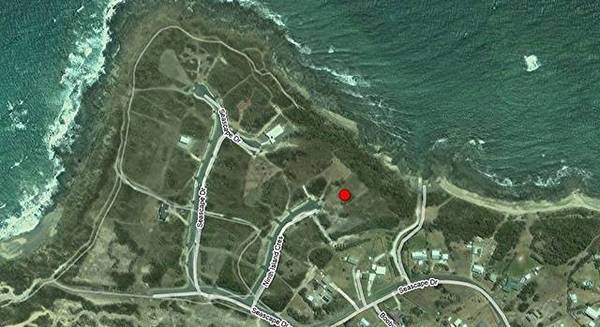 Sitting right on the coast - Views and direct access to the water. Picture 2