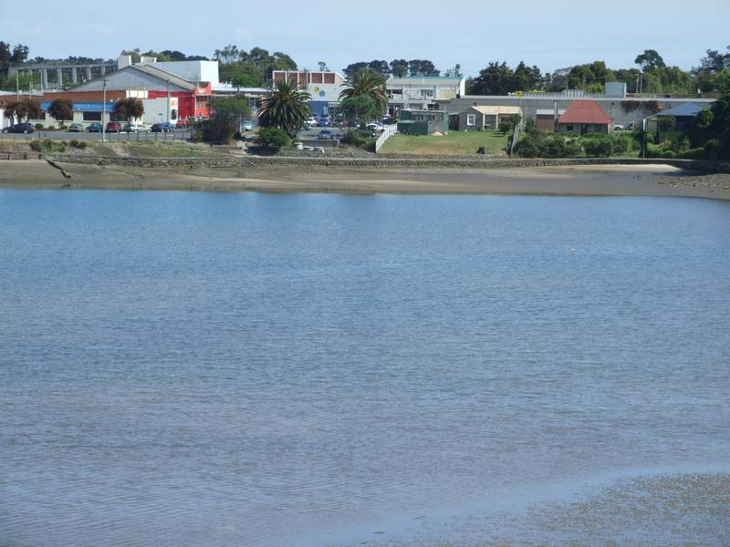 Spacious family waterfront home........................... Picture 1