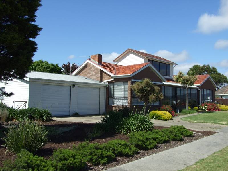 Spacious family waterfront home........................... Picture 2