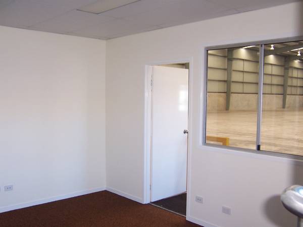 Ideal Distribution Warehouse - Acacia Ridge with Hard Stand Picture 3