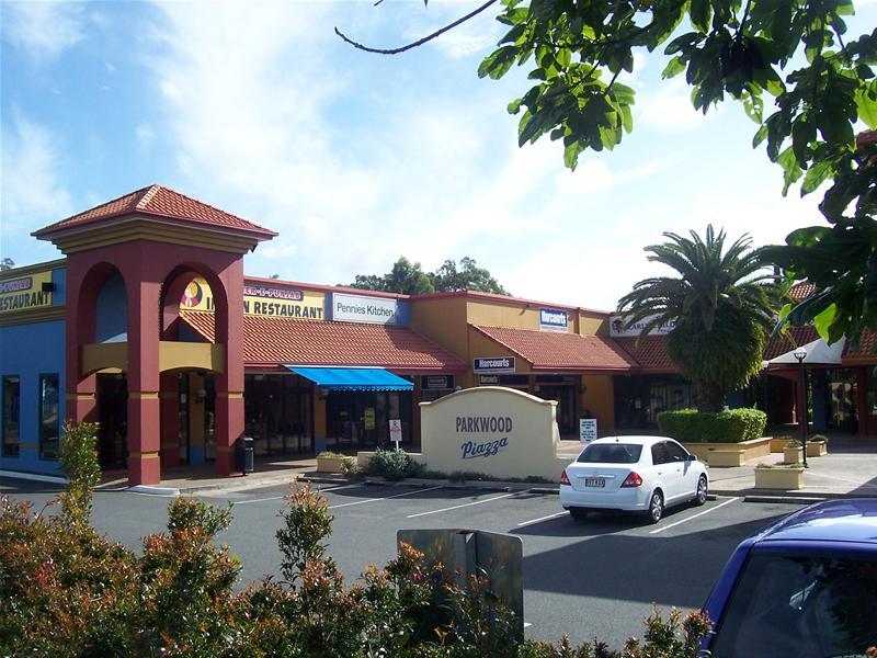 NEAR NEW RETAIL COMPLEX Picture 1