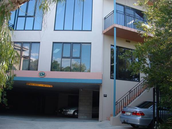 Fantastic Top Floor Office - 186m2 Partitioned - 4 cars Picture 1