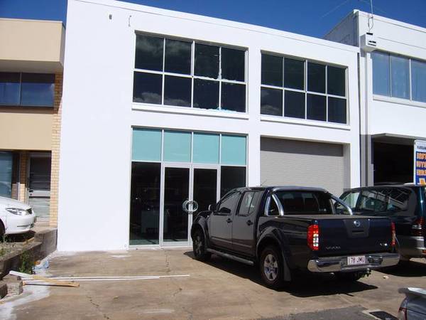 Large showroom/office in Newstead 242m2 Picture 1