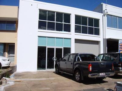 Large showroom/office in Newstead 242m2 Picture
