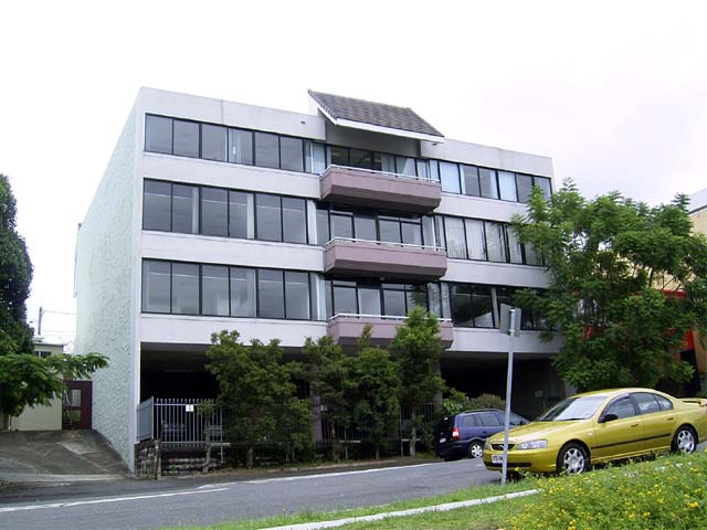 FRINGE OFFICE - 225m2 - GROUND FLOOR - GREAT LOCATION Picture 2