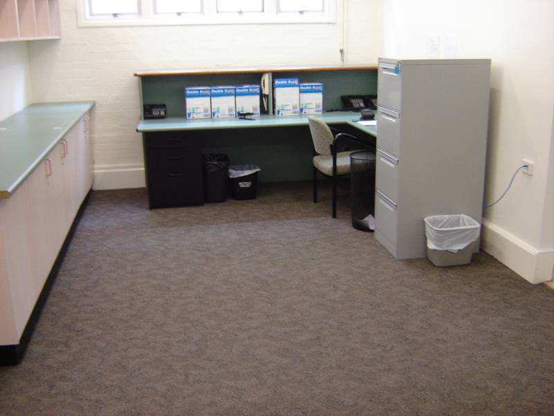 Ground Floor Office 210m2 with 3 Cars Short term Lease Picture 3