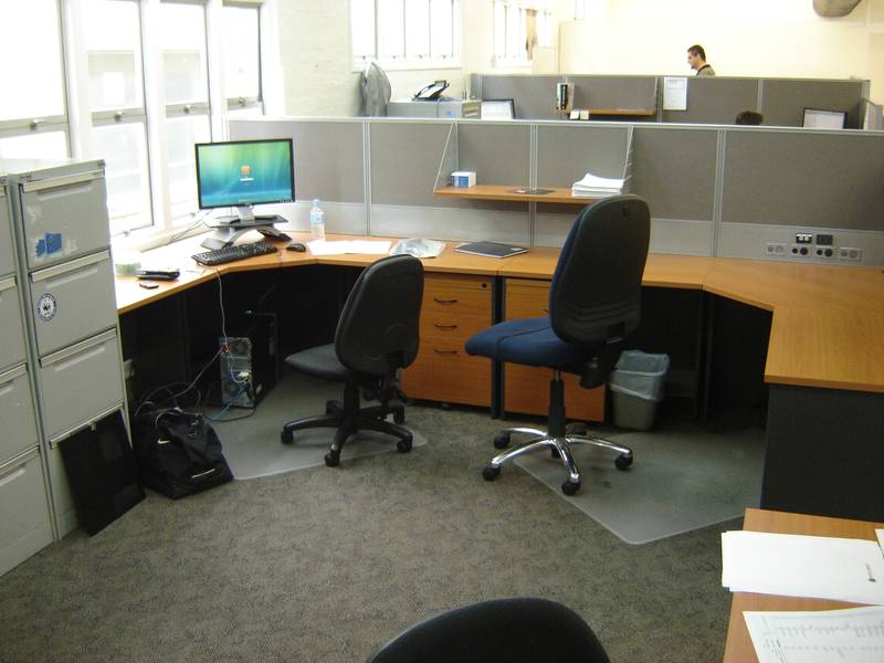 Ground Floor Office 210m2 with 3 Cars Short term Lease Picture 1