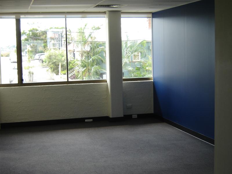 Whole Top Floor Bowen Hills + U/C Parking Picture 3