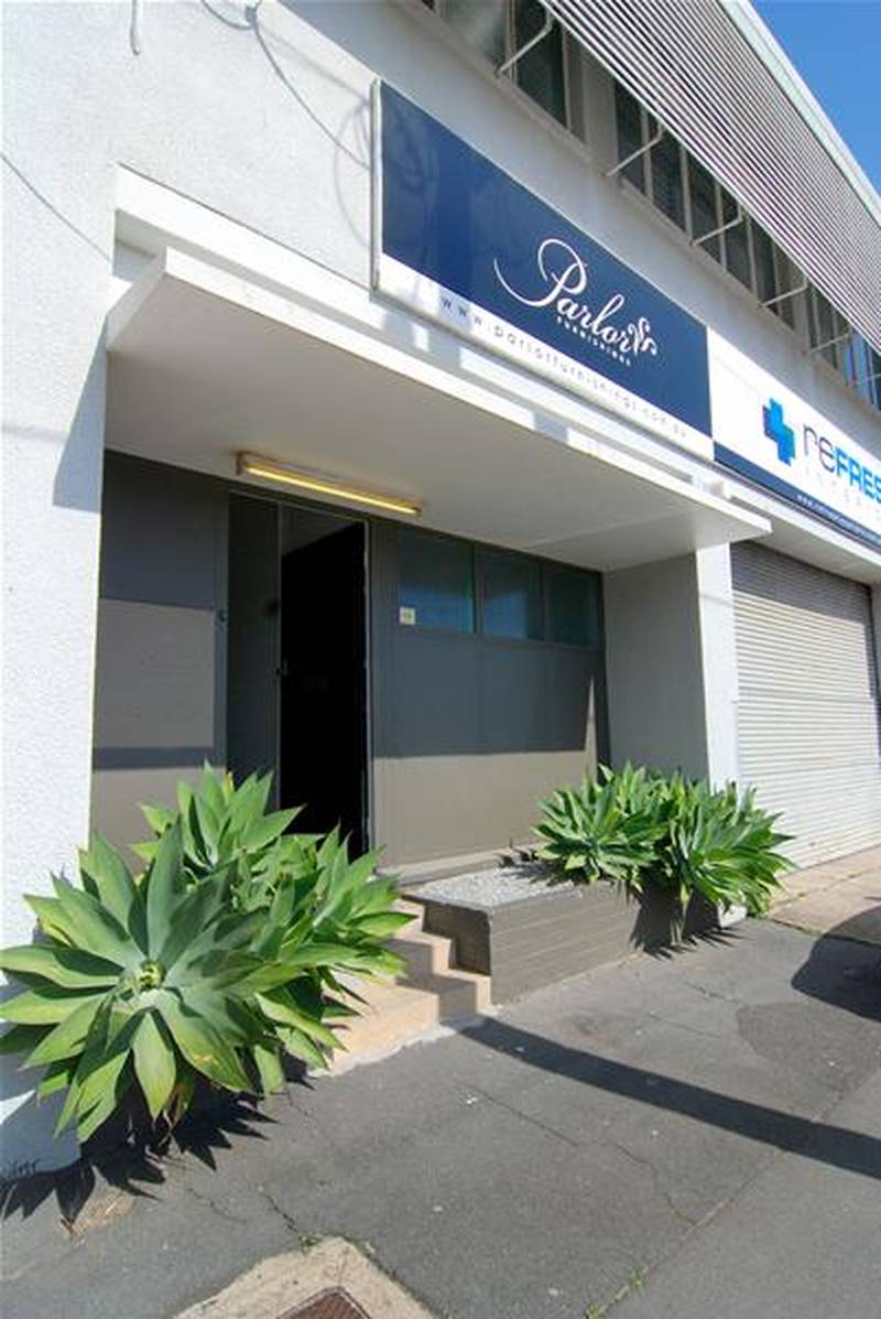 OFFICE SHOWROOM Picture 1