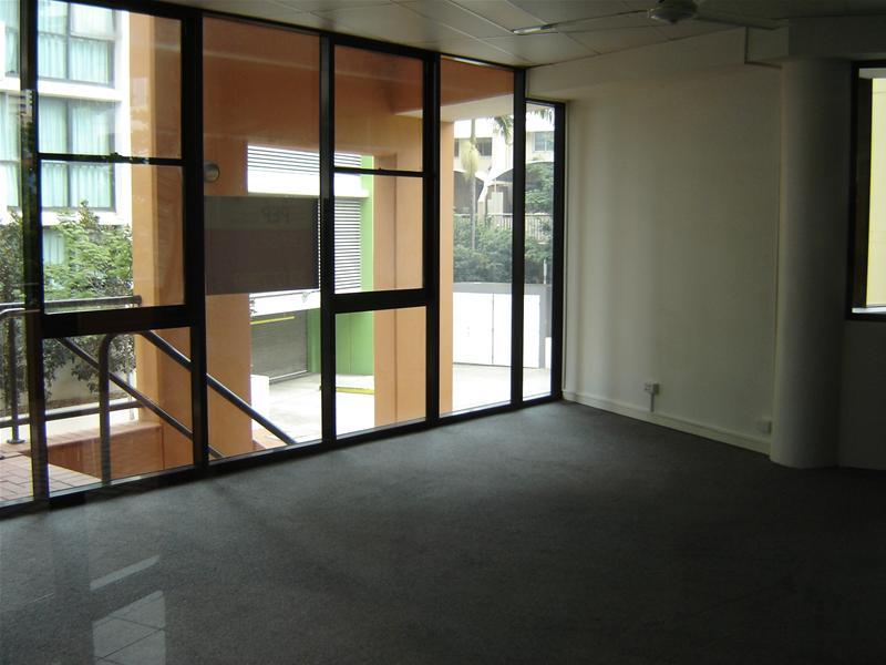 170m2 PARTIONED OFFICE IN MODERN BUILDING Picture 3