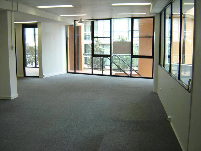 170m2 PARTIONED OFFICE IN MODERN BUILDING Picture 2