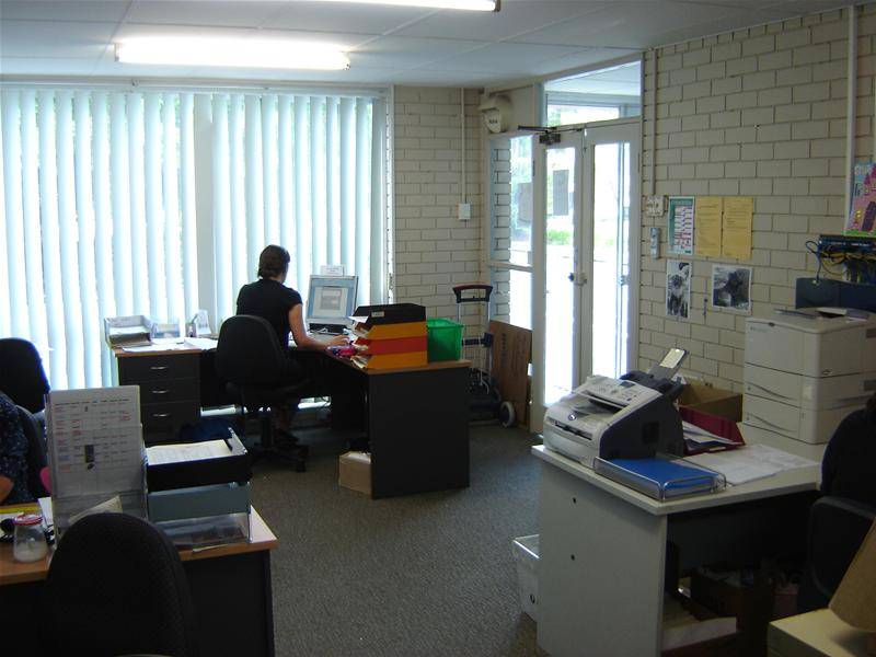 160m2 OFFICE/WAREHOUSE GROUND LEVEL WITH GREAT EXPOSURE Picture 2