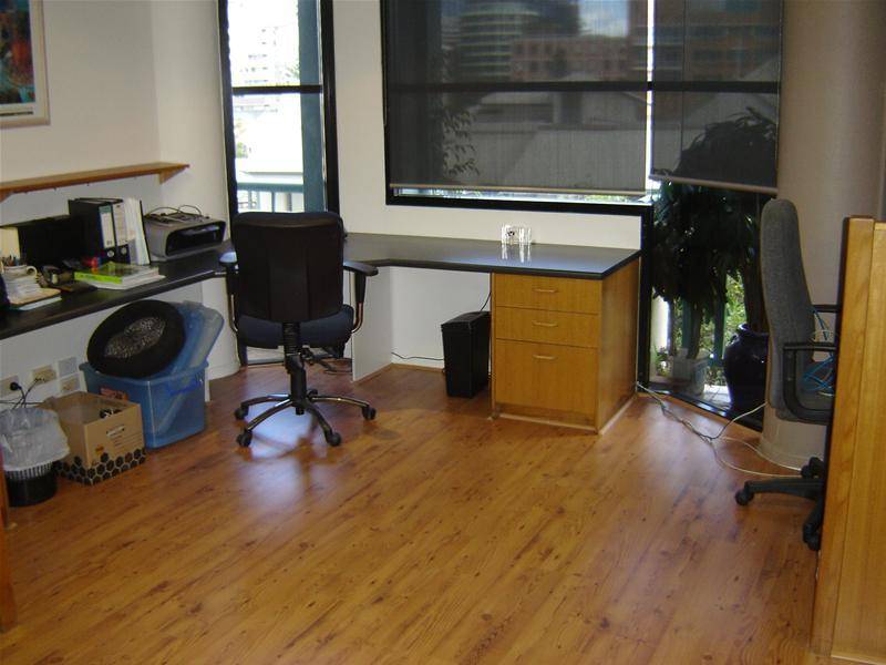 54m2 OFFICE IN SPRING HILL WITH CARPARK Picture 3