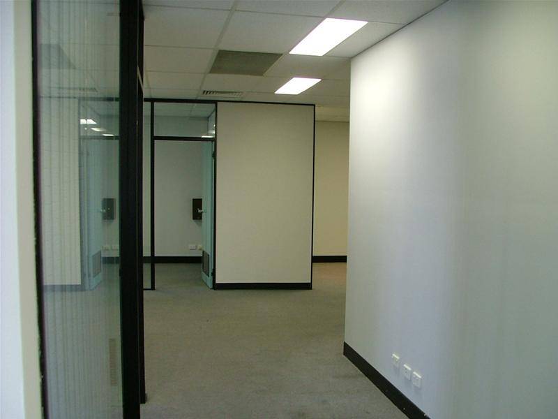 Taringa Magic... ground level office,
2 parks Picture 1