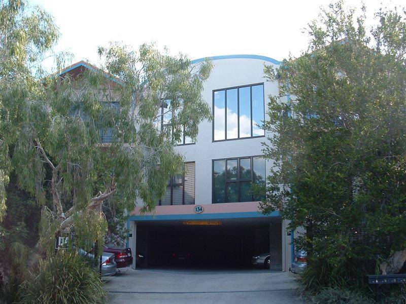 FANTASTIC 1st FLOOR OFFICE - 152m2
PARTITIONED - 3 CARS Picture 1