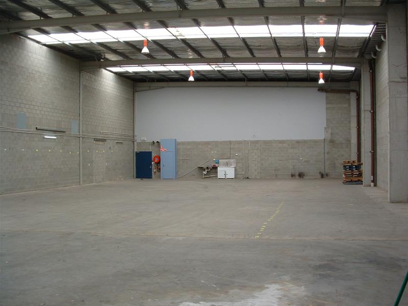 LARGE WEST END WAREHOUSE & OFFICE 765m2 Picture 2