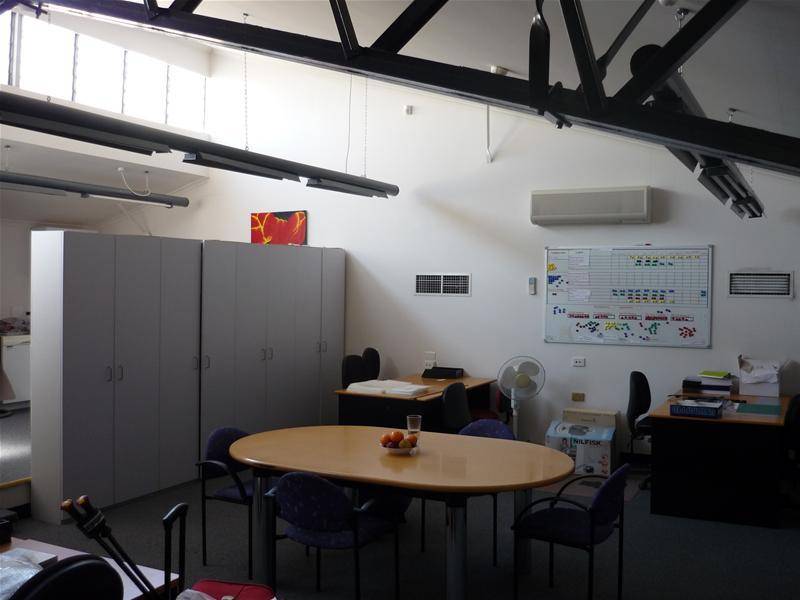 165M2 exposed beams trendy office South Brisbane Picture 3