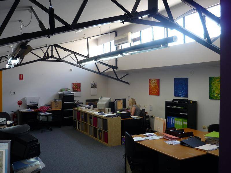 165M2 exposed beams trendy office South Brisbane Picture 1