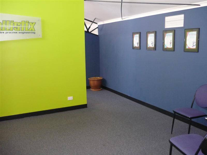 165M2 exposed beams trendy office South Brisbane Picture 2