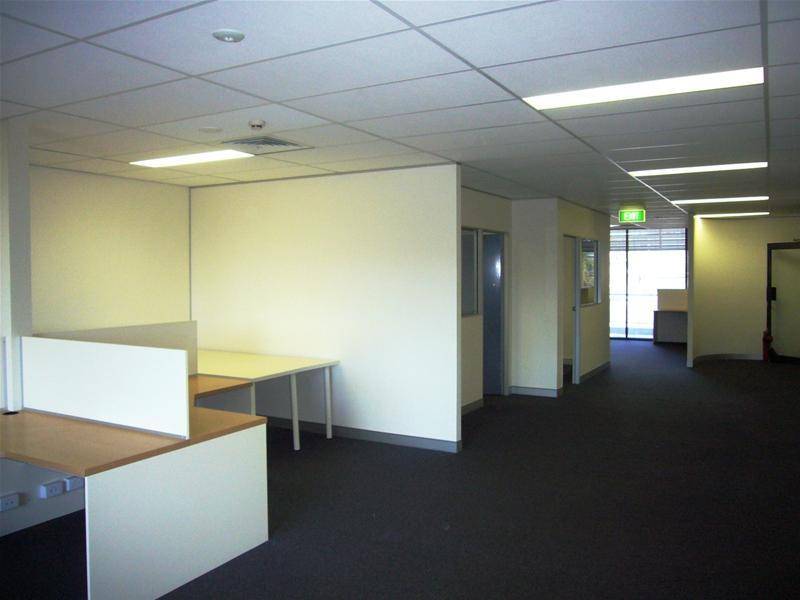 131m2 Office with balcony great value in West End Picture 1