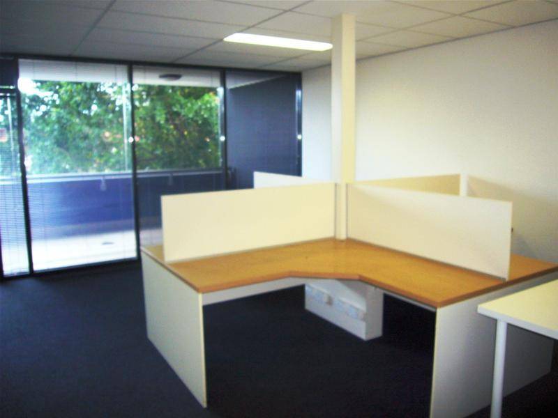 131m2 Office with balcony great value in West End Picture 2