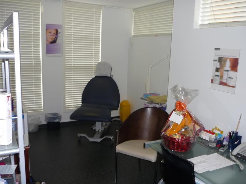 Beauty/massage already fitted out Picture 3