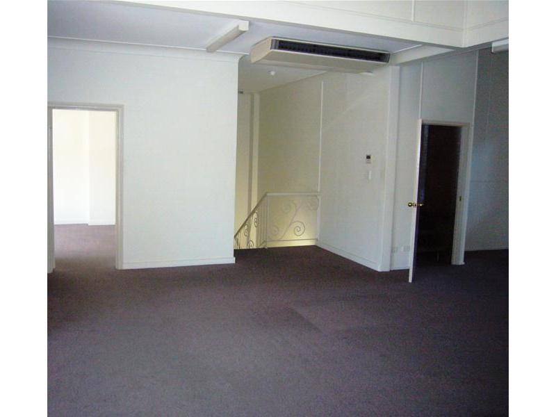 High Clearance - High Exposure - Low price office/warehouse Picture 3