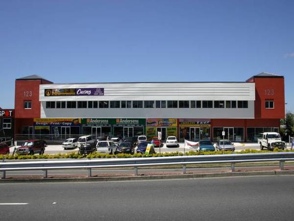 Strata showroom/office glass front 187 to 464m2 Picture 3