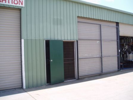 Handy Warehouse Close to Train Station Picture 1