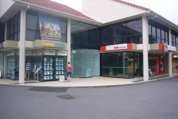 25m2 Shop on Bustling Racecourse Road Picture 1