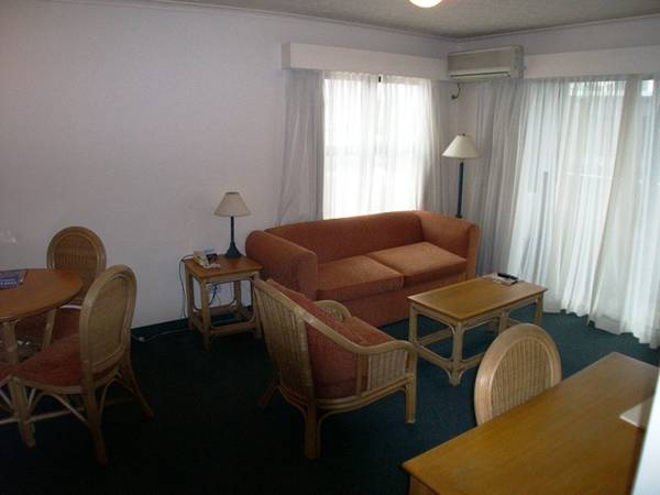 TOP FLOOR
UNIT WITH FANTASTIC CITY VIEWS DON'T MISS OUT!!! Picture 1