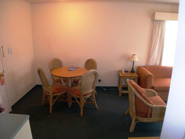 TOP FLOOR
UNIT WITH FANTASTIC CITY VIEWS DON'T MISS OUT!!! Picture 2