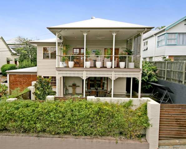 Stroll to the City from this luxurious contemporary residence. Picture 1