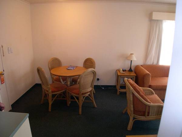 GROUND FLOOR
UNIT WITH FANTASTIC INCOME DON'T MISS OUT!!! Picture 2