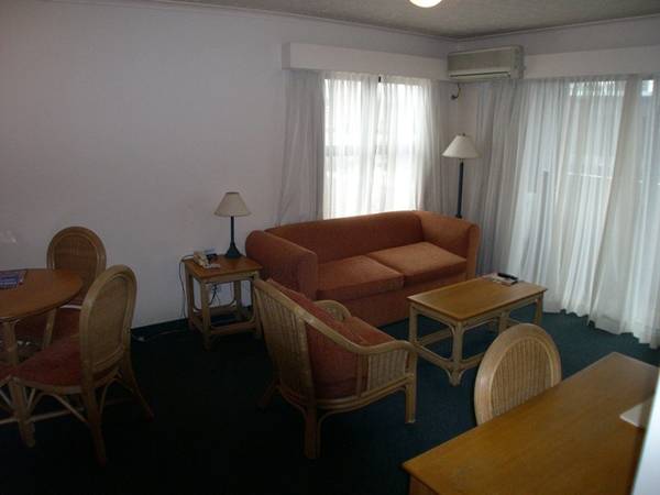 GROUND FLOOR
UNIT WITH FANTASTIC INCOME DON'T MISS OUT!!! Picture 3