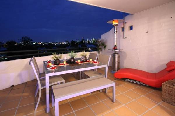 Boutique Apartment with City Views. Picture 2