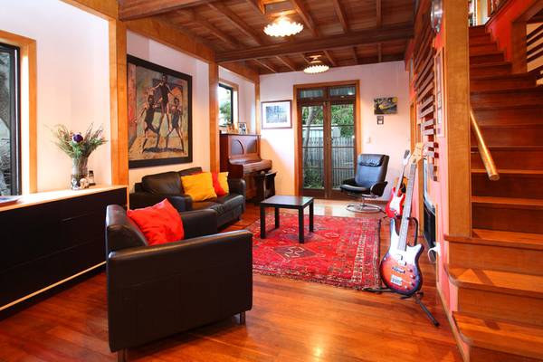 Inner City Abode with Elements of Delight. Picture 2